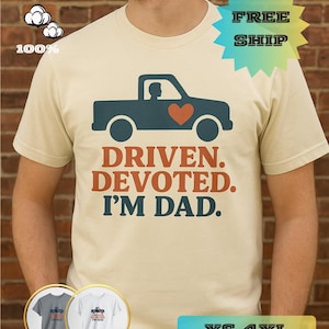 Peut inclure: T-shirt beige avec un dessin de camion bleu marine et un cœur rouge. Le texte indique « DRIVEN. DEVOTED. I'M DAD. » Des images supplémentaires du t-shirt en gris et blanc sont présentées. Disponible en tailles XS-4XL.