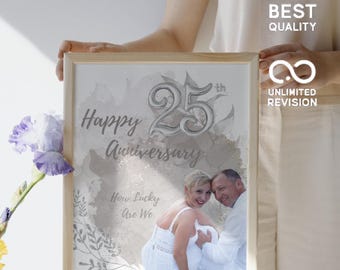 Peut inclure: Un cadre avec une impression célébrant un 25e anniversaire de mariage. L'impression présente une photo d'un couple, les mots "Happy Anniversary" et la date 07.07.1980. Le cadre est en bois clair, avec un fond à effet aquarelle.