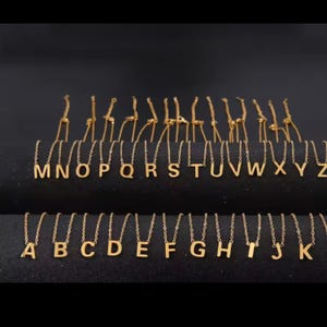 Collar minimalista con inicial A-Z para mujer, colgante de letra dorada de acero inoxidable, regalo de cumpleaños y aniversario para el Día de la Madre.