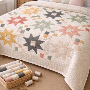 Könnte beinhalten: Ein Bett ist mit einer cremefarbenen Steppdecke mit Sternmustern in verschiedenen Farben, darunter Gelb, Rosa und Grün, bedeckt. Ein Korb mit Stoffrollen, Garnrollen und einer Schere steht am Fußende des Bettes. Das Design der Steppdecke ist eine Mischung aus geometrischen Formen und floralen Mustern.