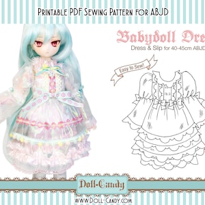 Könnte beinhalten: Druckbarer PDF-Schnittmuster für ein Babydoll-Kleid für 40-45 cm ABJD-Puppen. Das Schnittmuster beinhaltet ein Kleid und einen Slip. Das Schnittmuster ist einfach zu nähen und verfügt über einen Rüschenrock und lange Ärmel.