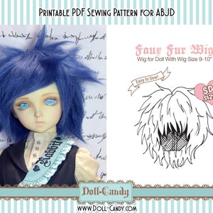 Puede incluir: Patrón de costura PDF imprimible para una peluca de pelo sintético para una muñeca con una talla de peluca de 9-10 pulgadas. El patrón está etiquetado como "Talla SD" e incluye instrucciones para coser la peluca. La imagen también muestra una muñeca con cabello azul usando la peluca.
