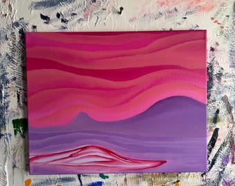 Könnte beinhalten: Abstrakte Malerei mit einer Landschaft in Rosa- und Lilatönen. Das Kunstwerk zeigt einen stilisierten Himmel und Berge mit einem Farbverlauf von hell nach dunkel. Die Leinwand ist rechteckig und auf einer strukturierten weißen Oberfläche montiert.