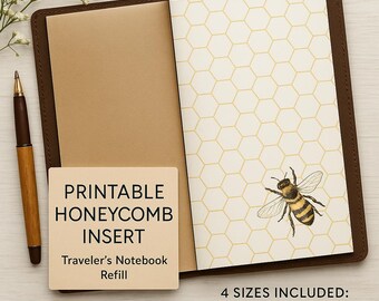 Puede incluir: Cuaderno de viaje de cuero marrón abierto con una inserción de patrón de panal y una ilustración de abeja. Una tarjeta cuadrada dice "PRINTABLE HONEYCOMB INSERT Traveler's Notebook Refill". Incluye tamaños TN Standard, A5, B6 y Letter. Un bolígrafo descansa al lado.