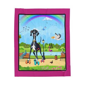 Pode incluir: Um cobertor vibrante com uma ilustração de desenho animado de um Dogue Alemão usando patins em um parque. O cão é preto e branco com uma coleira amarela. A cena inclui um arco-íris, pássaros e outros animais.