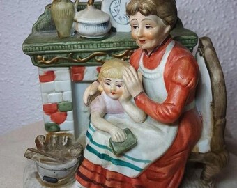 Porcelanowa figurka przedstawiająca kobietę z dzieckiem przed kominkiem - Okazja