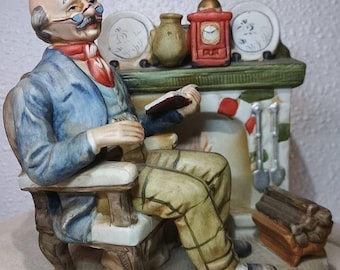 Porcelanowa figurka mężczyzny czytającego przy kominku, XVIII w. - używana