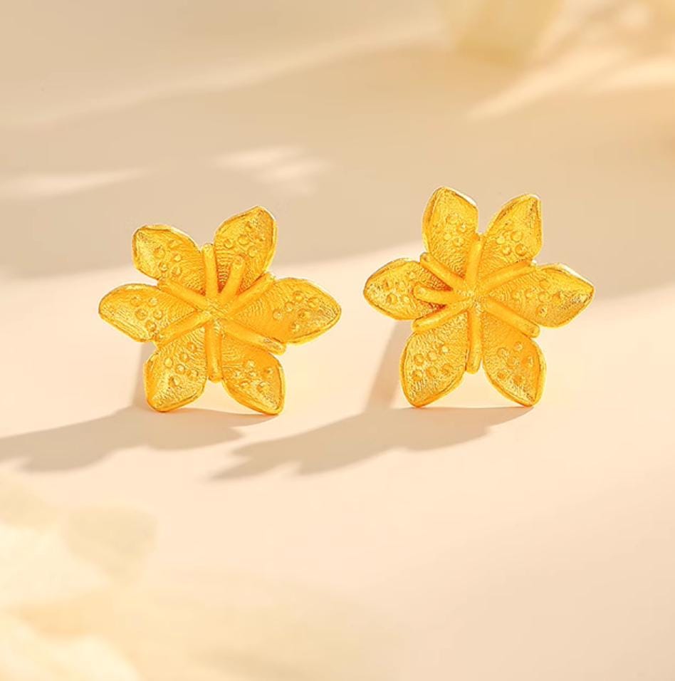 Aretes tipo botón con diseño de gardenia en oro amarillo auténtico de 24 k, con ambiente veraniego. El regalo perfecto. 402