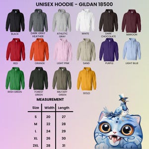 Op de afbeelding: Afbeelding van unisex hoodies in diverse kleuren, waaronder zwart, grijs, rood, oranje en groen. De afbeelding toont ook een maattabel met afmetingen in inches en een cartoon kat illustratie.