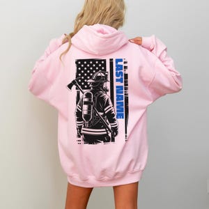 Aangepaste brandweerhoodie achternaam: zwaar brandweercadeau afbeelding 10