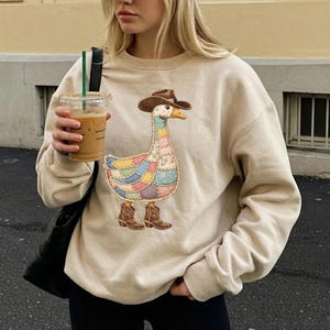 Felpa e felpa con cappuccio con stampa oca finta patchwork, magliette con oca primaverile, magliette pasquali da donna, patchwork floreale primaverile, regali per lei