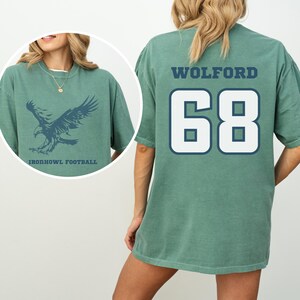 Camiseta personalizada com nome e número da mamãe de futebol Comfort Colors, camiseta de futebol para mães, camiseta personalizada com nome do time, camiseta de futebol americano do ensino médio