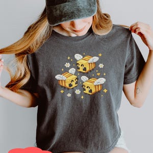 Komfortfarben Faux Patchwork Bee Boxy T-Shirt, Retro Pixel Art Hummel Y2K Crop Top, Save The Bees T-Shirt, übergroßes Cropped Damen Boxy Tee
