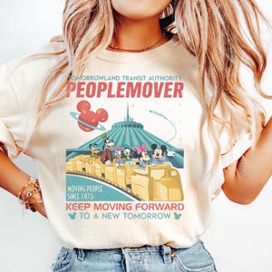 ヴィンテージ ディズニー ミッキー＆フレンズ スペースマウンテン コンフォートカラーズ ボクシーTシャツ、トゥモローランド トランジットオーソリティ ピープルムーバー、前進し続けよう