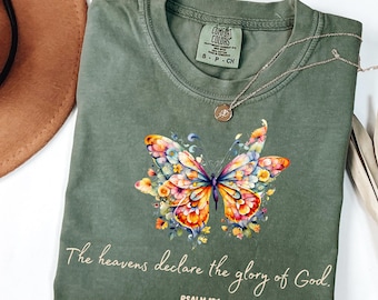 Camiseta con versículo bíblico de mariposas en colores reconfortantes: camiseta cristiana para mujer