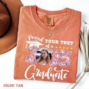 Personalisierte Graduierung Komfort Farben T-Shirt, fügen Sie das Foto Graduierung Shirt, stolze Mutter eines 2025 Absolvent Tee, Klasse von