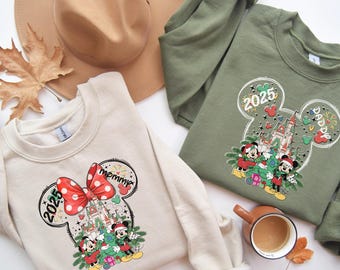 Sudadera y sudadera con capucha navideñas personalizadas de Disney Family, camisetas navideñas a juego, camiseta navideña personalizada de personajes de Disney, Mickey's 2026