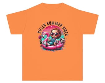 Maglietta per ragazzi con stampa "Killer Summer Vibes" raffigurante un bradipo su un galleggiante a forma di fenicottero / Maglietta per bambini con stampa a tema spiaggia tropicale
