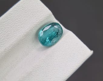 Smaragd 1.37 ct - Natürlicher unbehandelter Edelstein im Ovalschliff in leicht bläulichem Grün