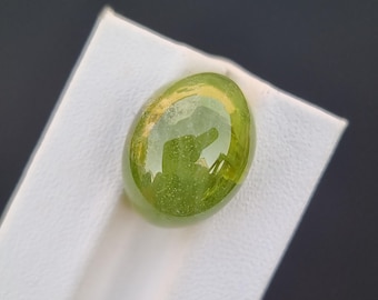 Natürlicher Grüner Peridot Oval Cabochon 15,66 Ct | Pakistan Herkunft | Unbehandelter loser Edelstein