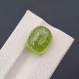 Peridot 11.09 Ct Oval Cabochon – Natural Green Loose Gemstone from Pakistan