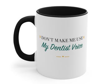 Taza con detalles en negro: ¡No me obligues a usar mi voz de dentista!