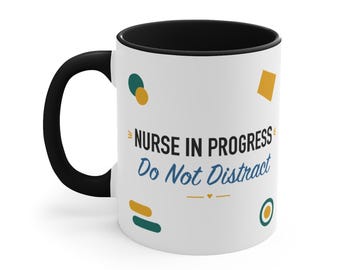 Taza con detalles en negro – Enfermera en formación. No distraer.