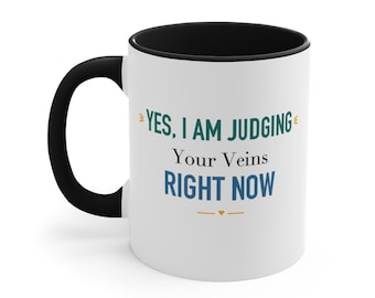 Taza con detalles en negro: Sí, estoy juzgando tus venas ahora mismo.