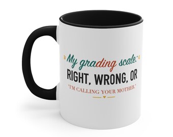 Taza negra con detalles para profesores: Mi escala de calificación: Correcto, Incorrecto o "Voy a llamar a tu madre".