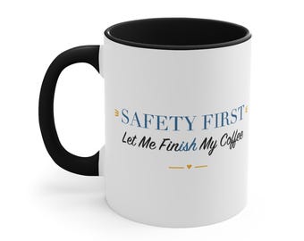 Taza con detalles en negro – La seguridad es lo primero. Déjame terminar mi café.