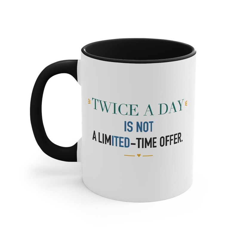 Taza con detalles en negro – Frase divertida sobre la importancia de una taza de café dos veces al día. imagen 1