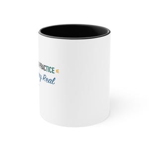 Taza con detalles en negro: Me prometieron una práctica, esto se siente muy real. imagen 2