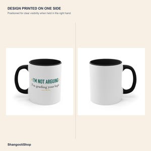 Taza con detalles en negro para profesores: No estoy discutiendo, estoy evaluando tu lógica. imagen 4