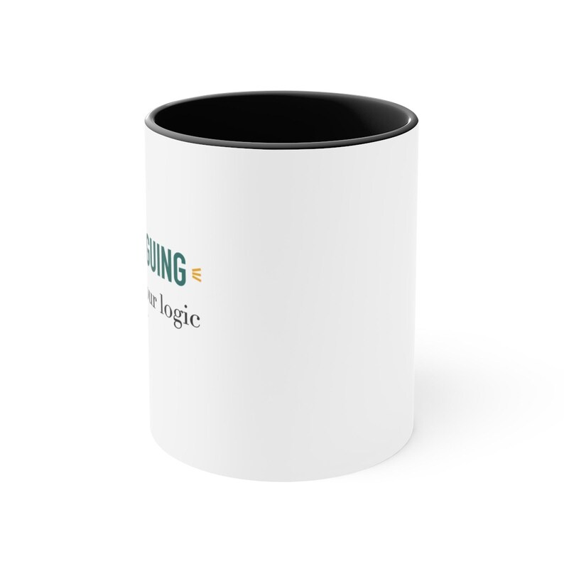 Taza con detalles en negro para profesores: No estoy discutiendo, estoy evaluando tu lógica. imagen 2