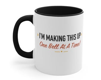 Taza con detalles en negro: Me lo estoy inventando poco a poco.