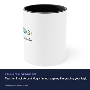 Taza con detalles en negro para profesores: No estoy discutiendo, estoy evaluando tu lógica. imagen 3