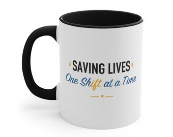 Taza con detalles en negro: salvando vidas, un turno a la vez.