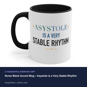 Zwarte mok met verpleegstersopdruk – Asystolie is een zeer stabiel hartritme afbeelding 3