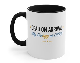 Taza con detalles en negro – Muerta al llegar (Mi energía a las 7:00)