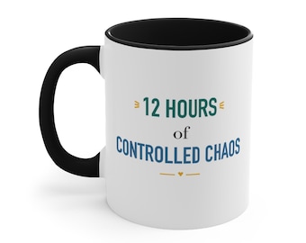 Taza con detalles en negro: 12 horas de caos controlado