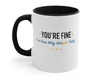 Taza con detalles en negro: Estás bien, hoy he visto cosas mucho más asquerosas.