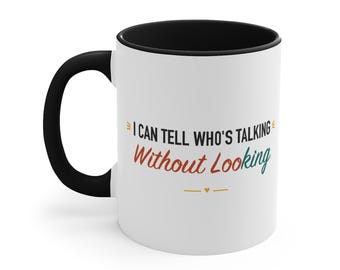 Taza con detalles en negro: puedo saber quién habla sin mirar.