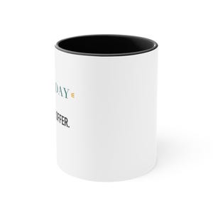 Taza con detalles en negro – Frase divertida sobre la importancia de una taza de café dos veces al día. imagen 2