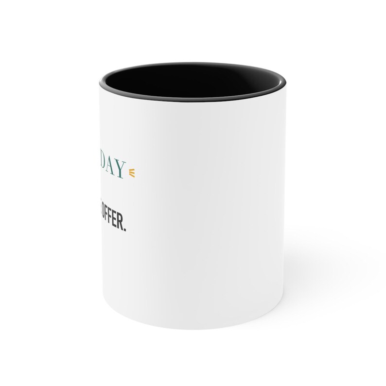 Taza con detalles en negro – Frase divertida sobre la importancia de una taza de café dos veces al día. imagen 2