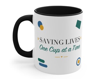 Taza con detalles en negro: salvando vidas, una taza a la vez.