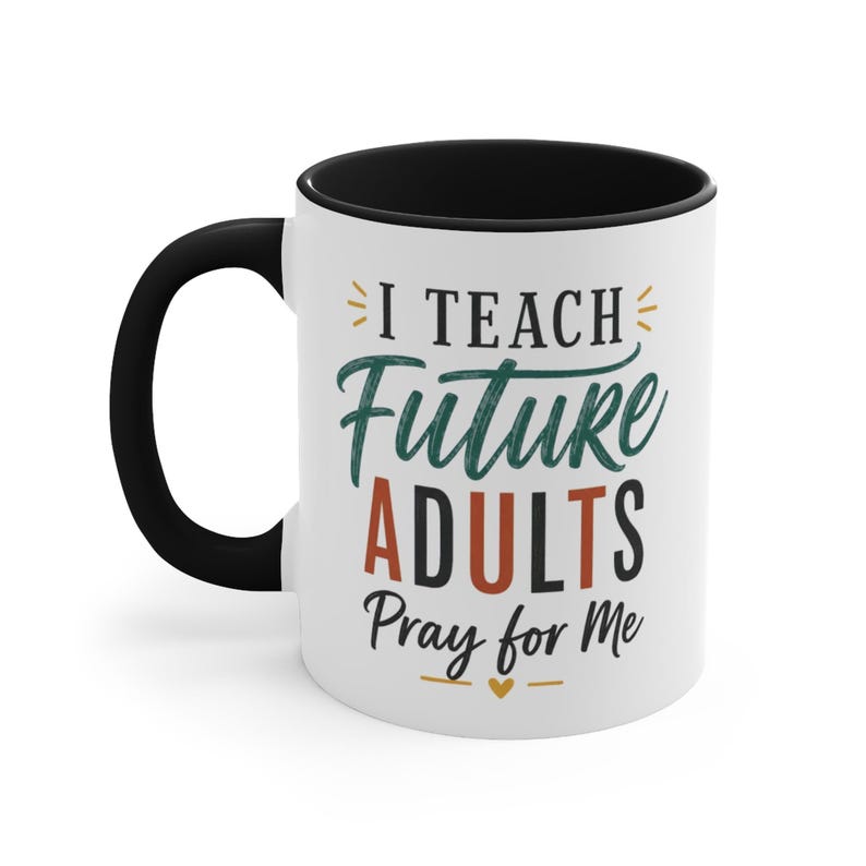 Tazza nera per insegnanti – Insegno ai futuri adulti, pregate per me immagine 1