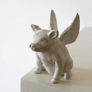 Resin Flying Pig Figurine: Hand-Painted Farmhouse Decor