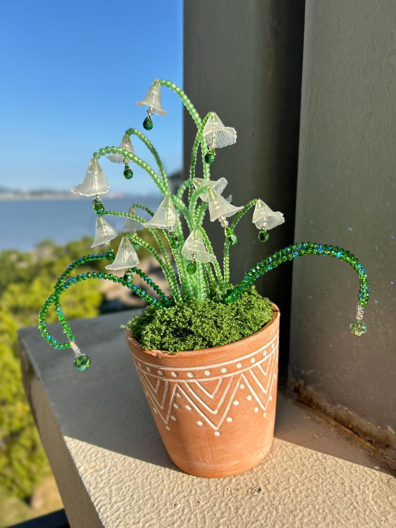 ビーズで飾ったスズランのサンキャッチャー：クリスタルの植物装飾 