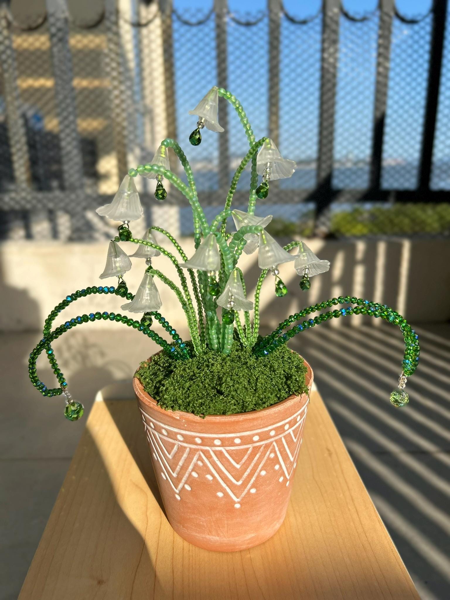 ビーズで飾ったスズランのサンキャッチャー：クリスタルの植物装飾 