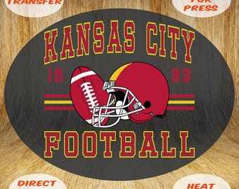 Puede incluir: Un diseño ovalado negro con un balón de fútbol y un casco rojos y amarillos, con el texto "KANSAS CITY FOOTBALL" en amarillo. El diseño incluye los números "18" y "83". También están presentes las palabras "DTF TRANSFER", "READY FOR PRESS", "DIRECT TO FILM" y "HEAT PRESS".